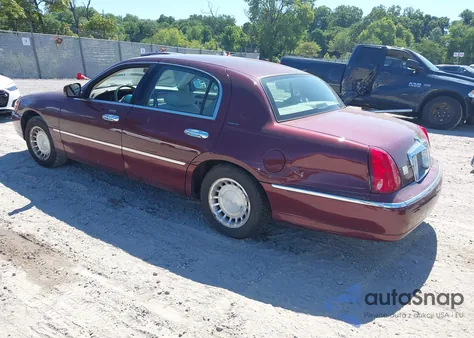 2000 Lincoln Town Car Executive from USA, damaged, VIN 1LNHM81W8YY898655